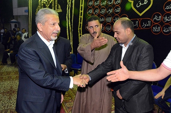 السفير السعودي أثناء تقديم العزاء