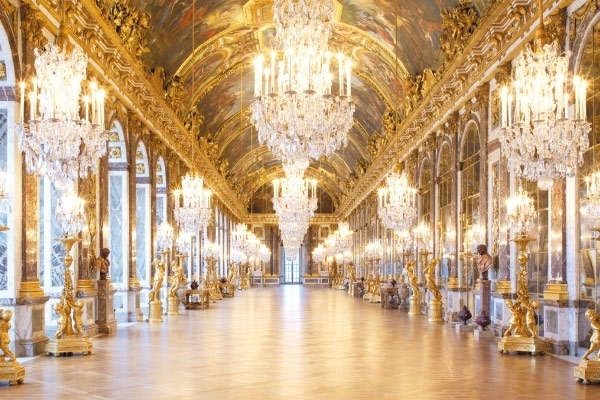 حوار متعدد اللغات بين DIOR والذهب