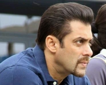 بماذا تفوق سلمان خان على أميتاب باتشان وشاهروك خان؟