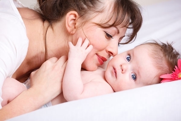 دراسة- الأم تنقل المخاوف لطفلها من خلال رائحة عرقها!