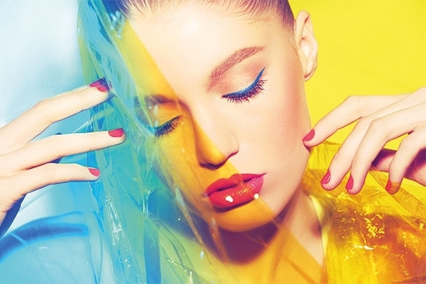 ظلال ذهبية، وآيلاينر ملون وأحمر شفاه ساطع... أشعة الشمس تلفح بشرتك وتبرز  جرأة طلتك...