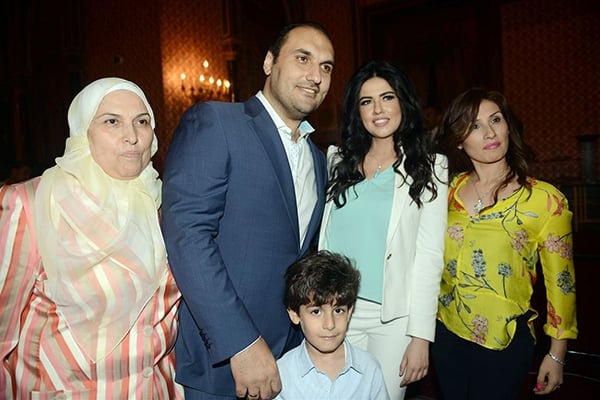 العروسان هنادي وشادي ووالدته وشقيقته