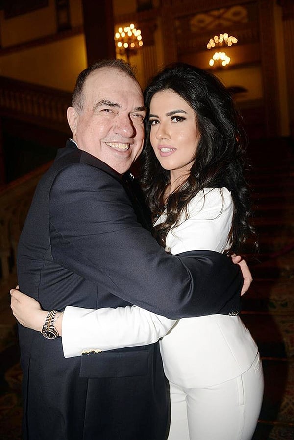 هنادي وفرحة مع والدها