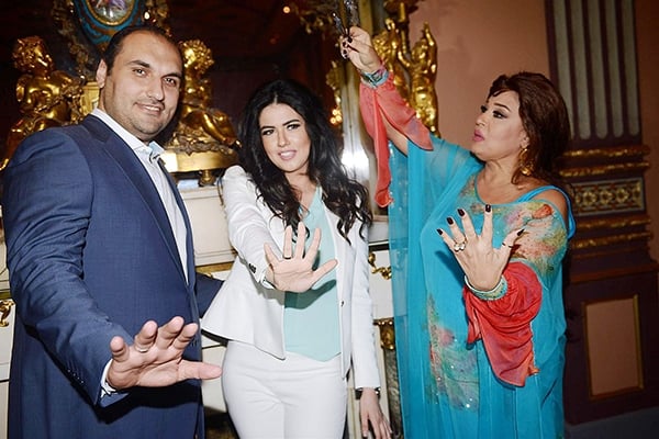 فيفي ترقي العروسين