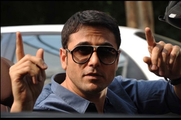 أحمد عز يتجاهل زينة ويرد على شائعة البوتكس