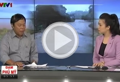 بالفيديو- أغرب ردّة فعل لضيف رنّ هاتفه على الهواء!