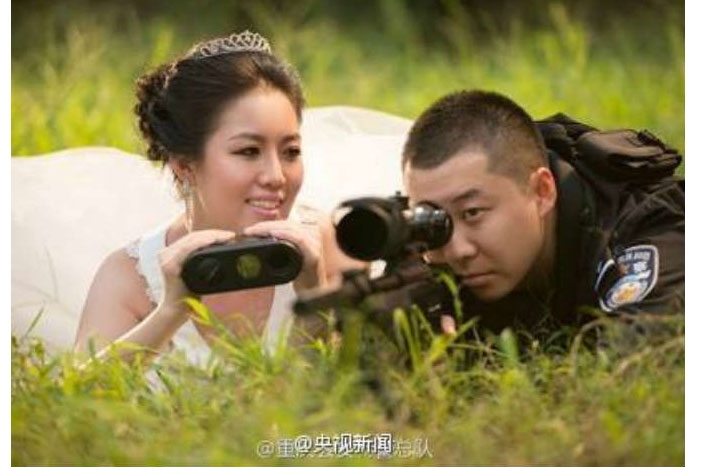 بالصور- لم يستطع أن يأخذ إجازة فتزوّج في معسكر التدريب!