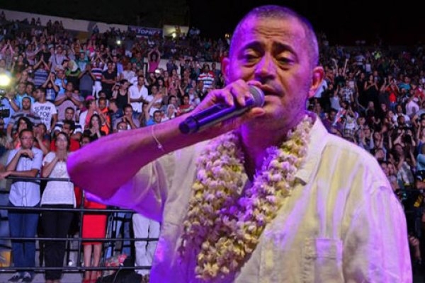 جورج وسوف يترجل من كرسيه المتحرك ويغني في تونس