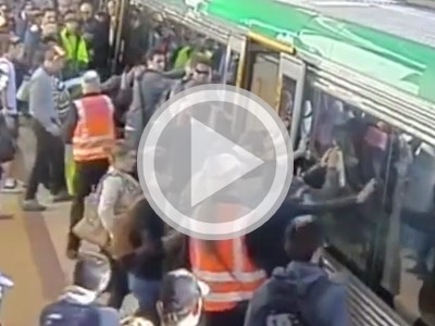 علقت رجله تحت القطار، فماذا فعل الركاب؟