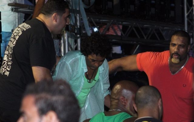 غنى حافياً في بداية حفله: دموع محمد منير!