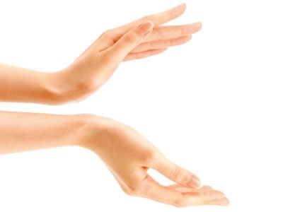 كيف تحافظين على شباب يديك؟