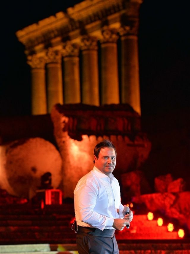 عاد عاصي الحلاني إلى أدراج بعلبك وأصبح مصمّم أزياء!