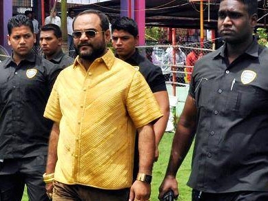 ما الذي دفع هذا الهندي إلى ارتداء قميص من الذهب الخالص؟