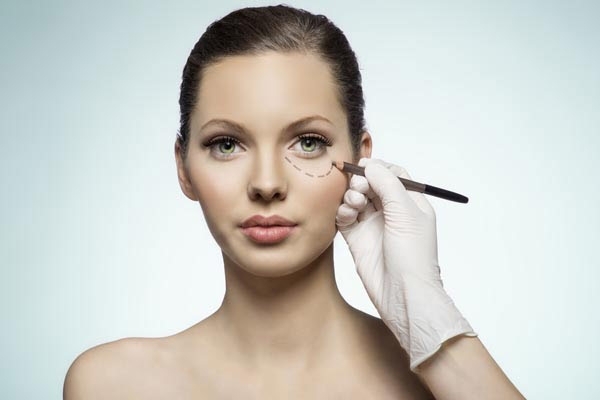 هل جرّبت الماكياج بالأقلام؟ تصحيح العيوب، تجميل الفم ورسم العيون