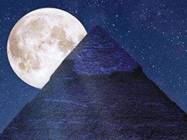 'السوبر قمر' يختبئ وراء الأهرامات