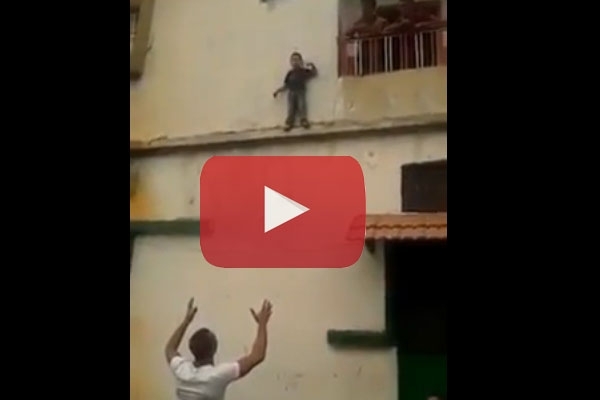بالفيديو- قفز من الطابق الأول، الطفل ظافر ضحية جهل أهله!