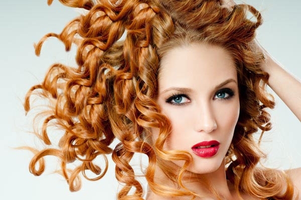 متألقة بماكياج بسيط