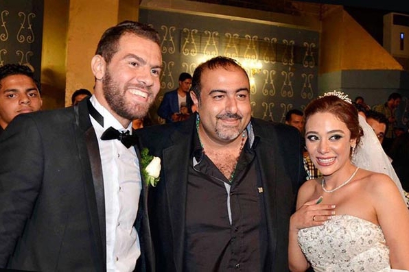 المخرج سامح عبد العزيز يتوسط العروسين