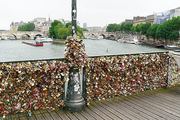 في باريس، أقفال الحب تحلّق في السماء وتهدم الجسور