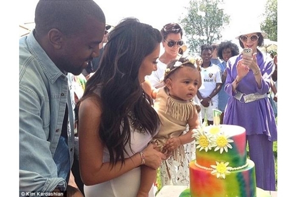 كيم كارداشيان تحاول أن تصبح حاملاً قبل أن تلد أختها!