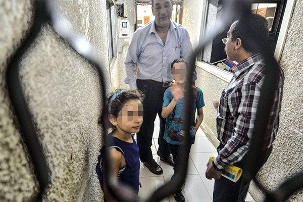 الأطفال الأيتام أثناء نقلهم لدار أخرى<br />