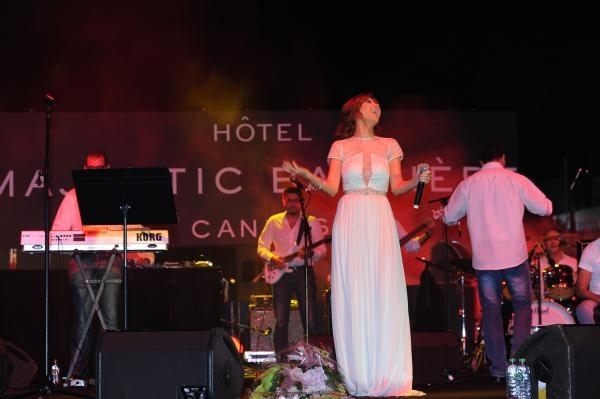 بالصور- فستان نانسي عجرم في كان نافس حفلها روعةً. من صمّمه برأيكم؟