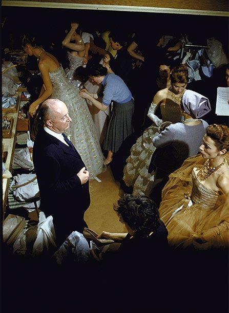 السيد ديور خلال التحضير لعرض أزياء