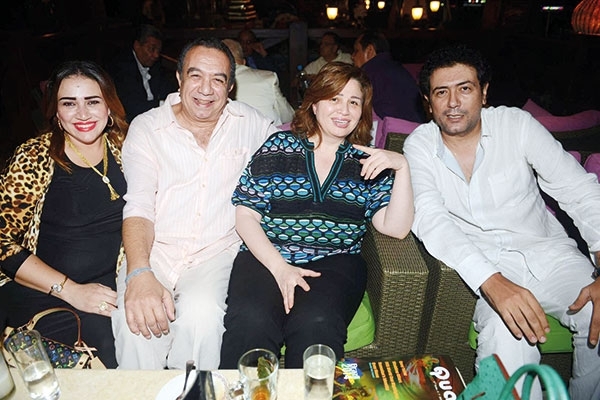 المخرج جمال عبد الحميد وزوجته وإلهام شاهين وأحمد وفيق