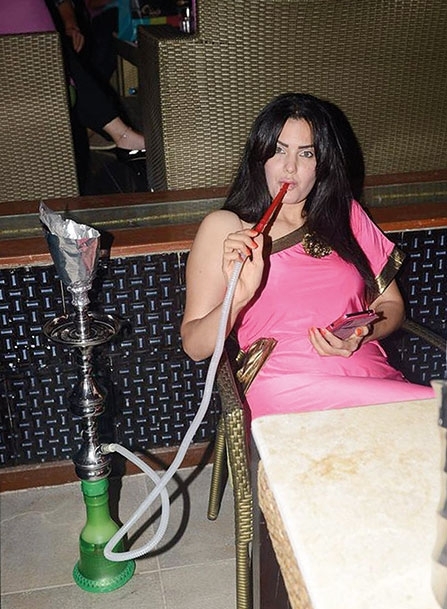 سما المصري والشيشة