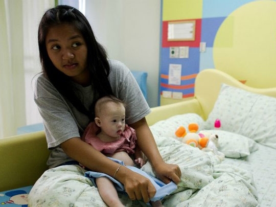 أجّرت رحمها لعائلة وعندما ولد التوأم اهتزّ الرأي العام... لماذا؟