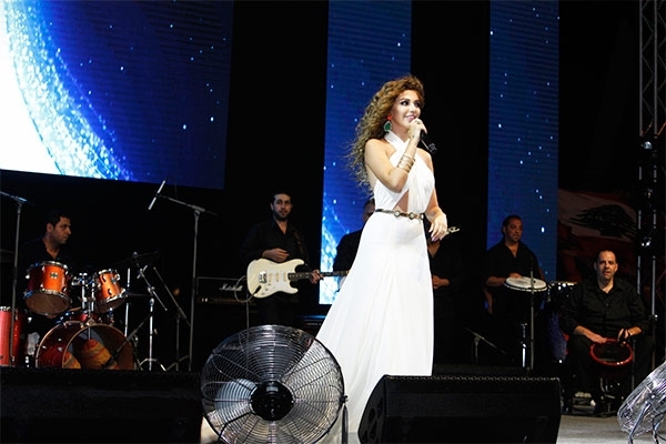 ميريام فارس ترتدي الأبيض وتتلقى باقة حمراء ...