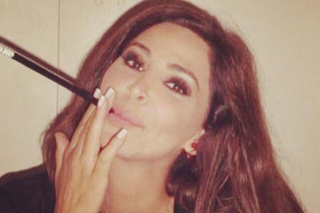 ما هذا الذي تدخنه إليسا؟