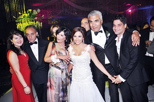 العروسان وأسرتاهما