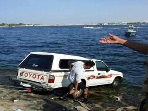 بالصور- طفل سعودي يعبث بسيارة والده فكاد يغرق في البحر