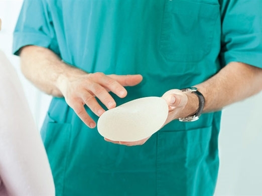 لبنانية تمنع من دخول دبي بسبب... السيليكون!