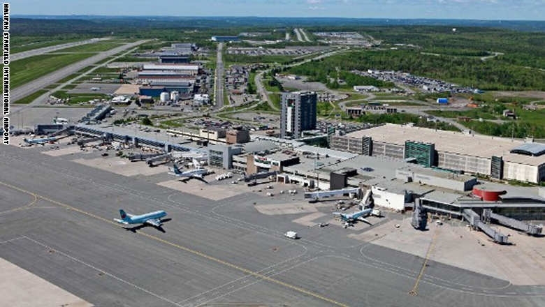 امرأة تسلقت السور الأمني للمطار لتمنع طائرة زوجها من الإقلاع!