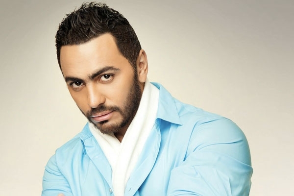 لماذا أجَّل تامر حسني ألبومه؟