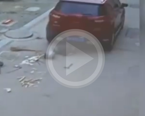 بالفيديو- سيارة تسير فوق طفل دون أن تصيبه