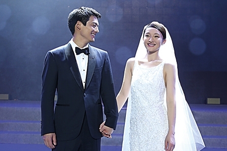 Zhou Xun تختار فستان زفافها من Chanel