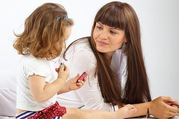 آنسات صغيرات استبدلن الدمى والعرائس بالكحل وأحمر الشفاه