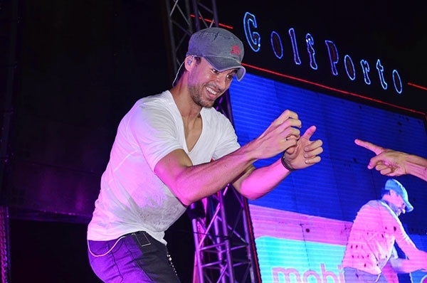 غنى في حراسة الدبابات : حفل إنريكى إغليسياس في مصر يتسبب في شلل مروري