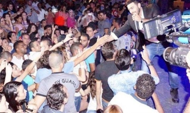 تامر حسني يشعل الأجواء في تونس