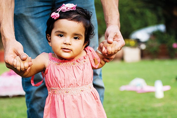 متى يبدأ طفلي المشي