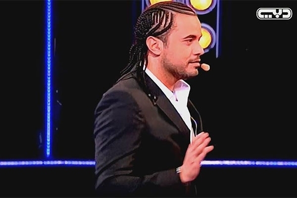 عبد الفتاح الجرينى في تجربة تلفزيونية ثانية وبتسريحة شعر جديدة