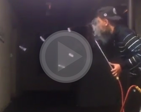 بالفيديو- لن تصدق ماذا يفعل هذا الشاب بدخان الأرجيلة! هل تجرؤ على التجربة؟