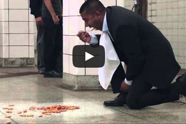 بالفيديو.. مدير مبيعات يأكل من الأرض ليثبت أن «المكنسة» تنظف جيداً، هل هذه جرأة أم أمر مقرف؟