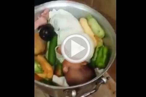 بالفيديو- رجل يطهو رضيعه في قدر! هل يعرف مدى خطورة فعلته؟