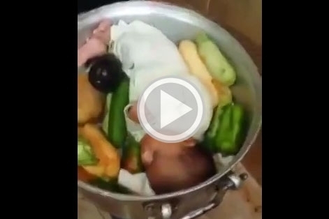 بالفيديو- رجل يطهو رضيعه في قدر! هل يعرف مدى خطورة فعلته؟