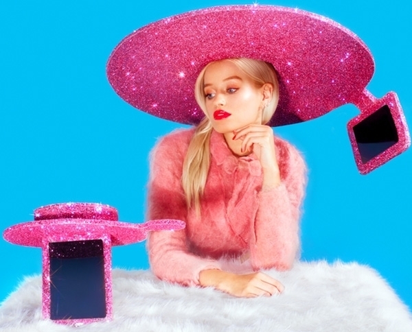 مصمم أزياء 'ليدي غاغا' يصمم قبعة لالتقاط الـ'سيلفي' بدل الهاتف!