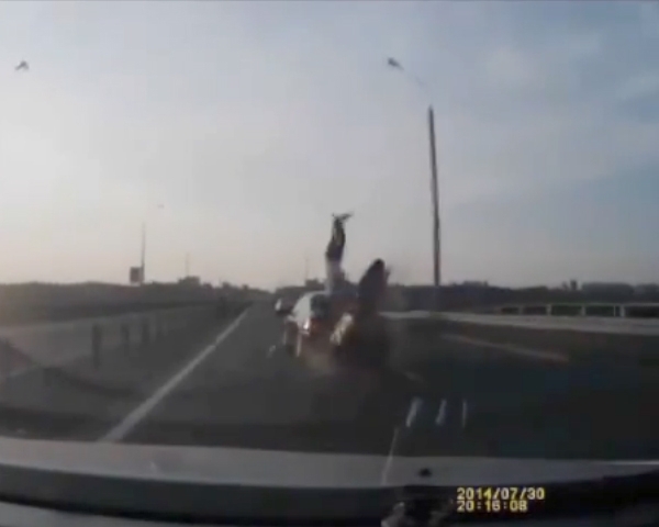 بالفيديو- نجا من الموت بأعجوبة وspiderman ملهمه!